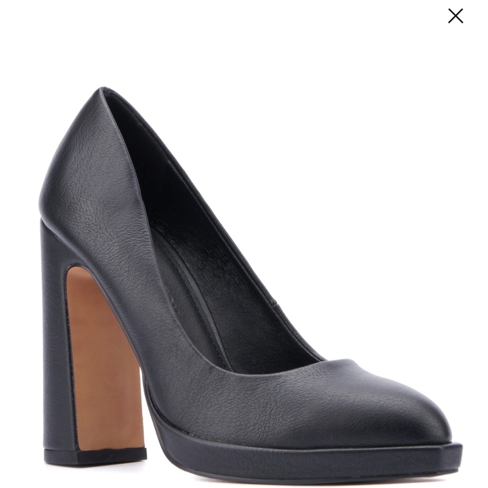 Elegant Black Women's Pumps
